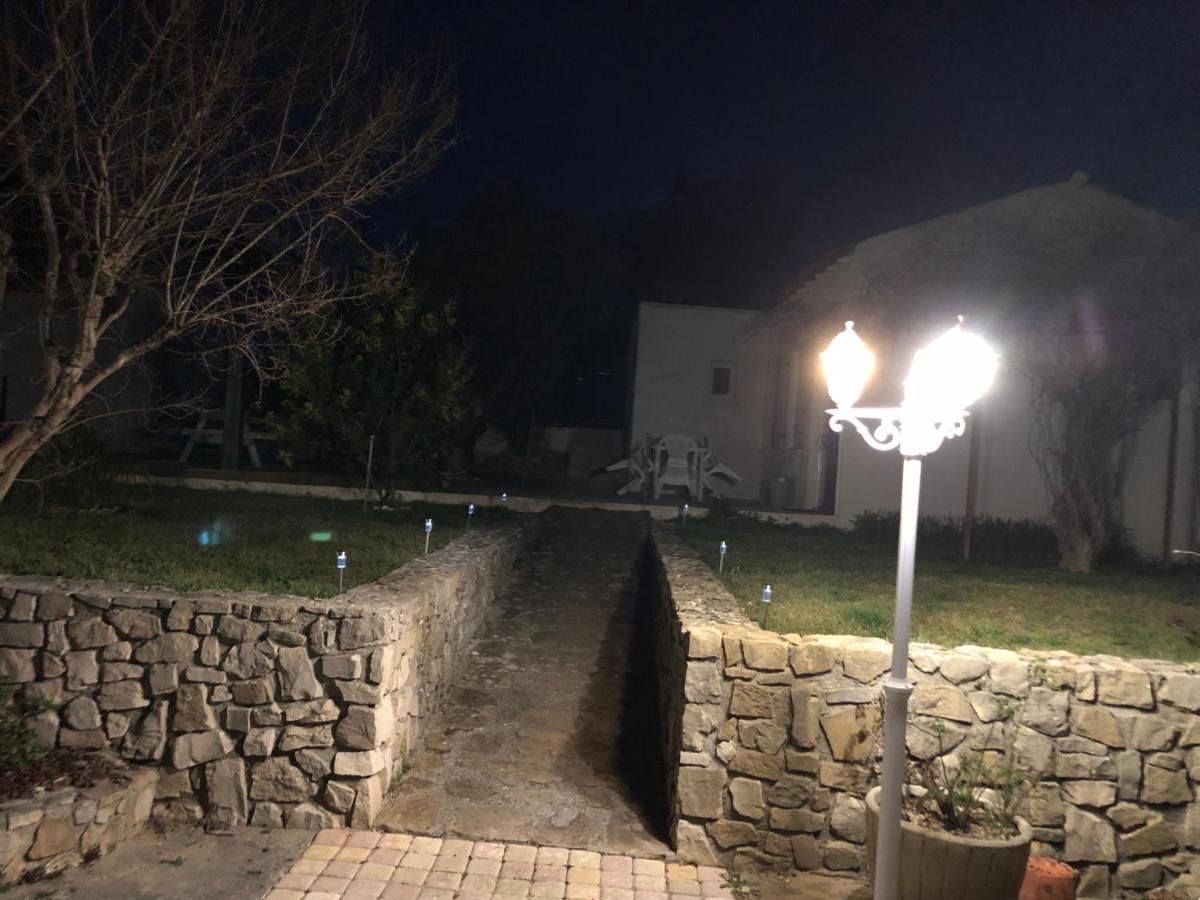 Gite climatisé pour 4 personnes avec piscine dans les hauteurs de Bollène Exterior foto