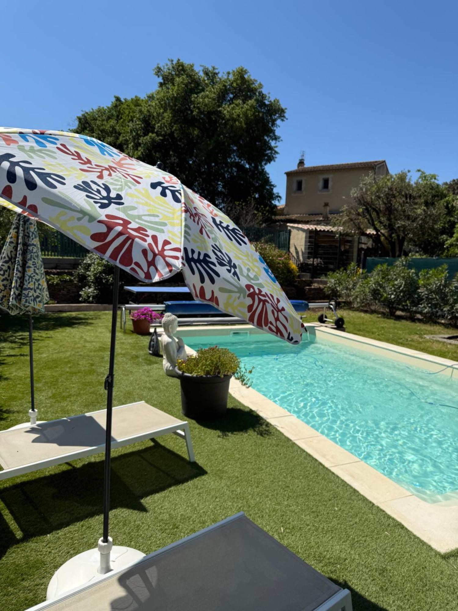 Gite climatisé pour 4 personnes avec piscine dans les hauteurs de Bollène Exterior foto